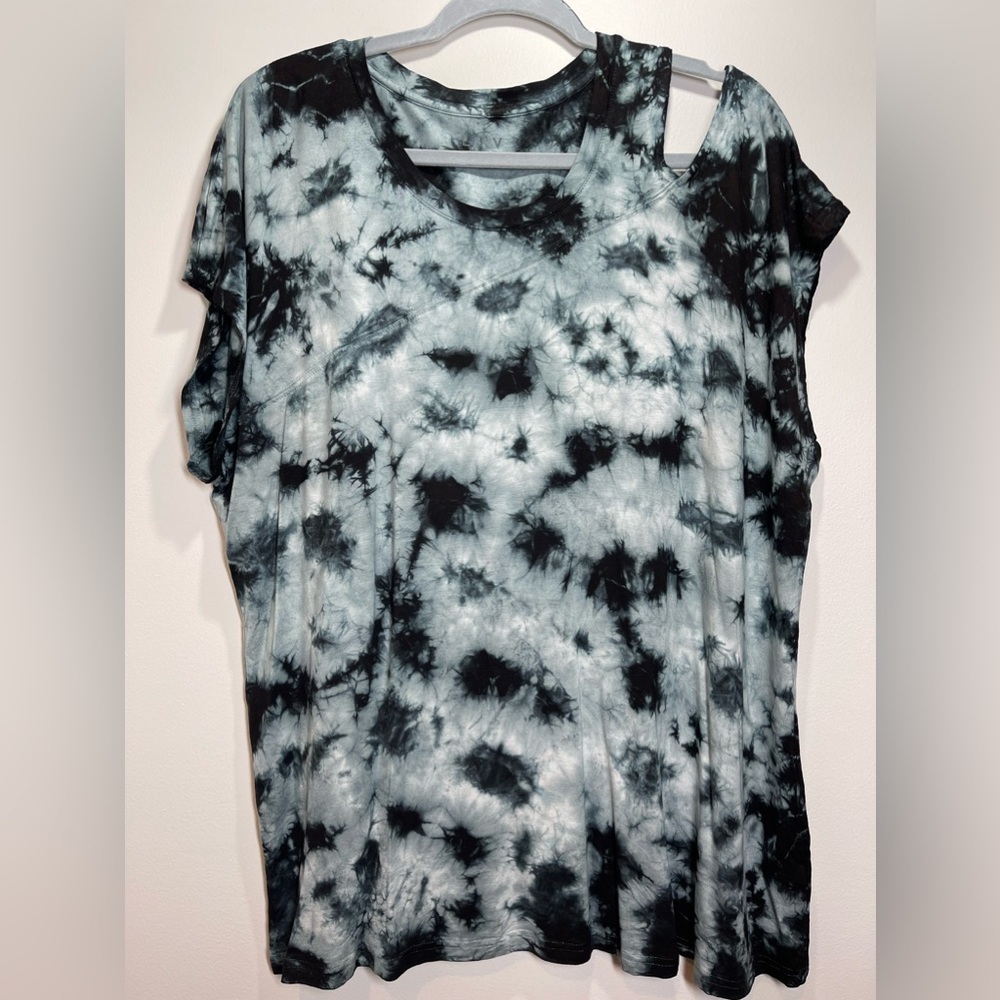 NWT LIVI ACTIVE Women's Tie Dye Cold Shoulder
Athletic Top‎ Size 18/20